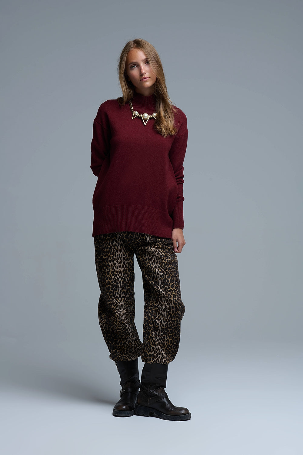 Maglione largo bordeaux con dettaglio aperto sulla schiena