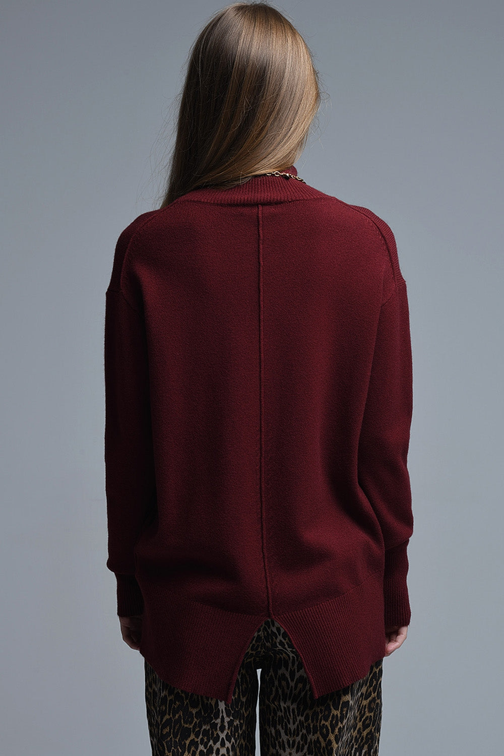Maglione largo bordeaux con dettaglio aperto sulla schiena
