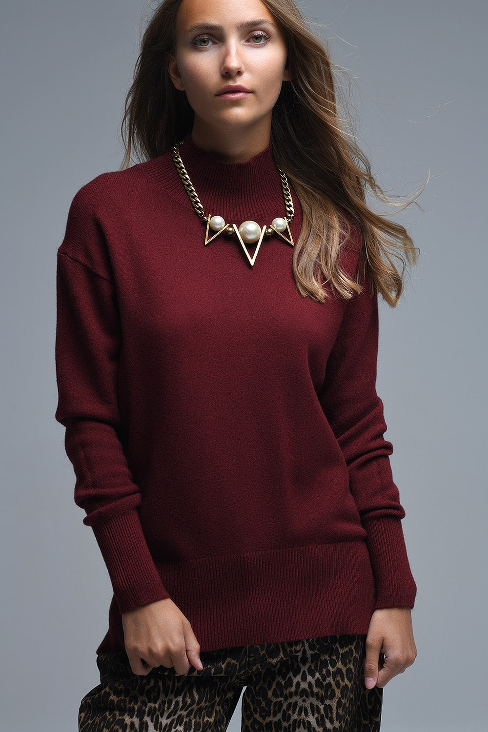 Maglione largo bordeaux con dettaglio aperto sulla schiena