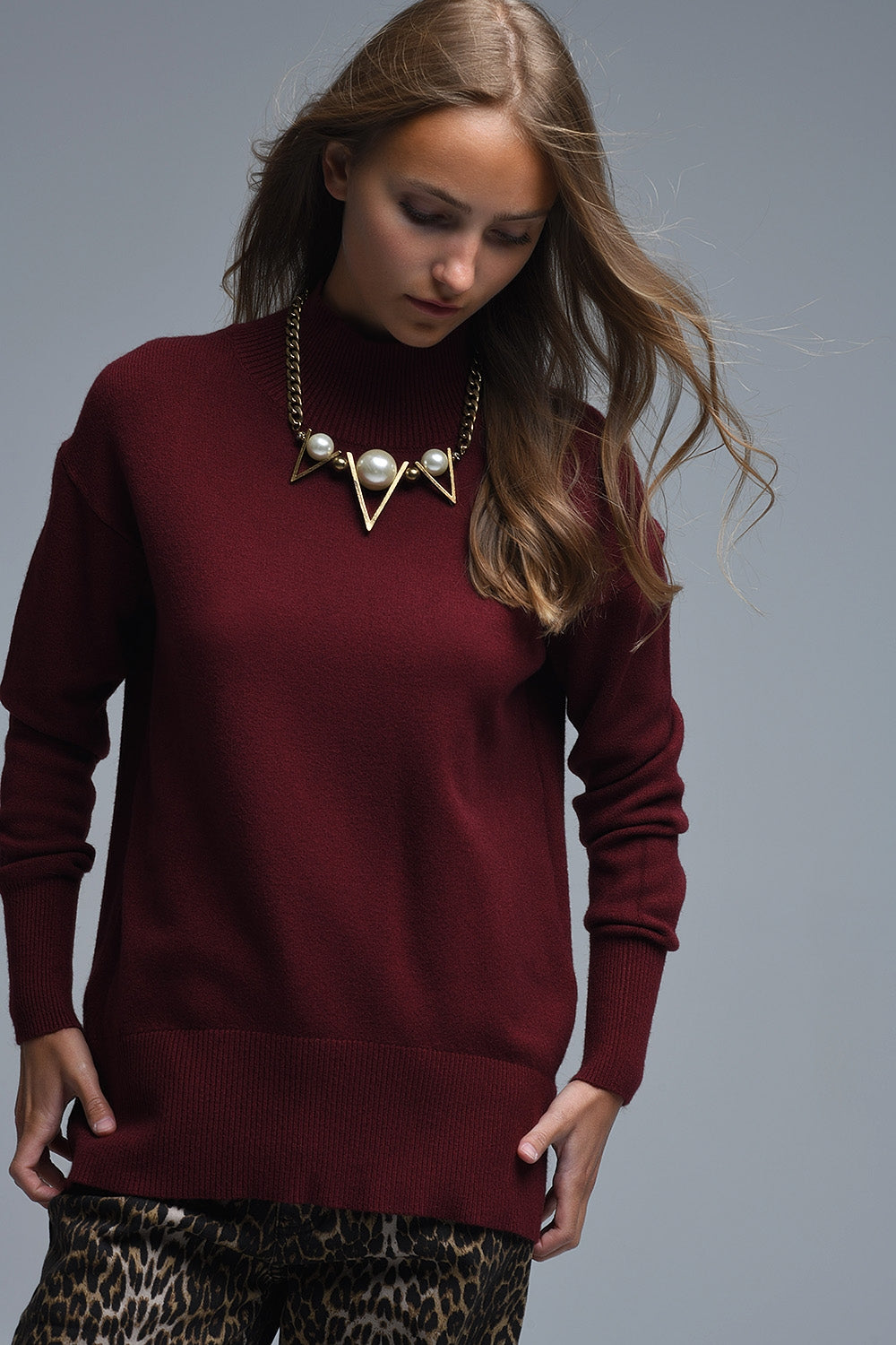Maglione largo bordeaux con dettaglio aperto sulla schiena