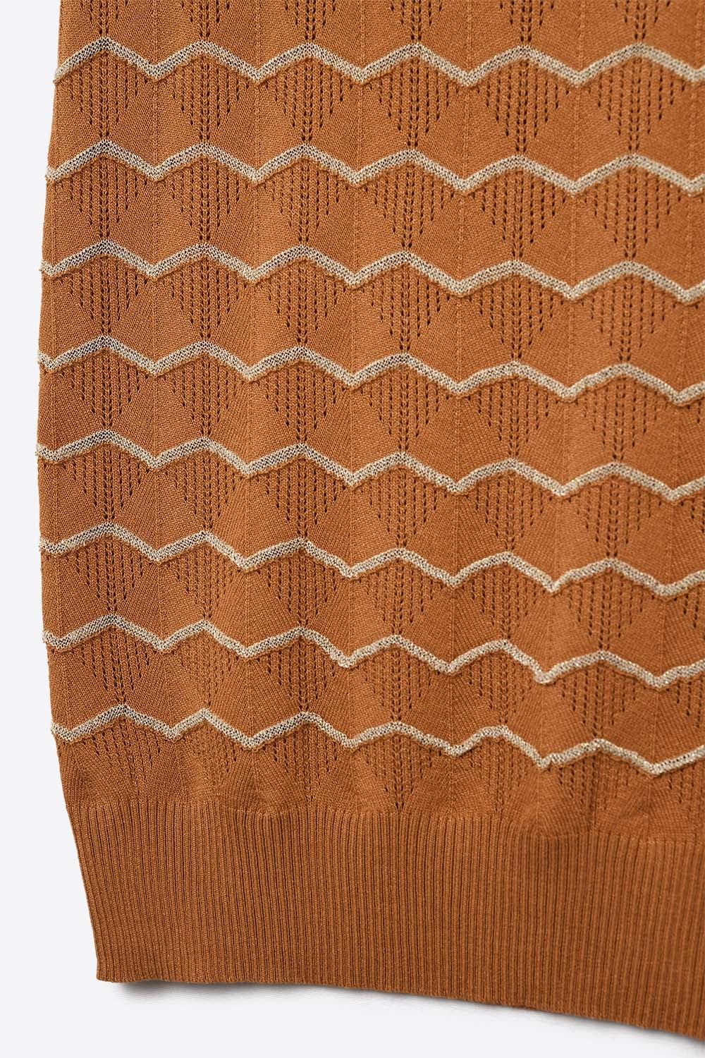 Maglione lavorato a maglia con motivo a zig zag dorato