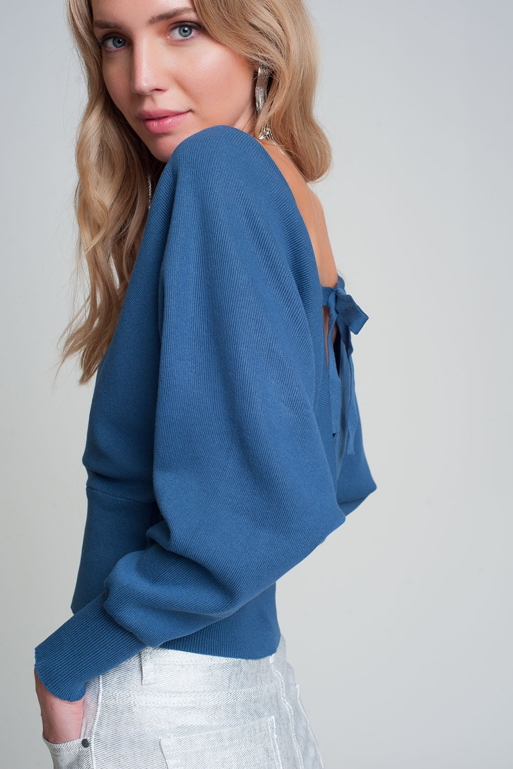 Maglione lavorato a maglia con scollo a V avvolto in blu