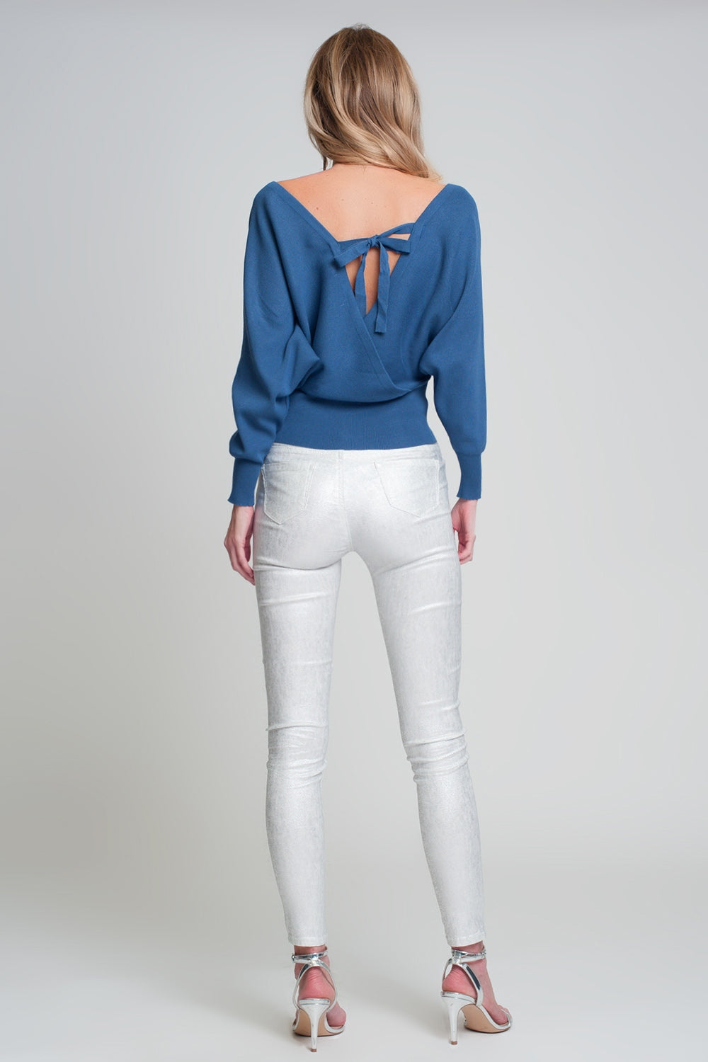 Maglione lavorato a maglia con scollo a V avvolto in blu