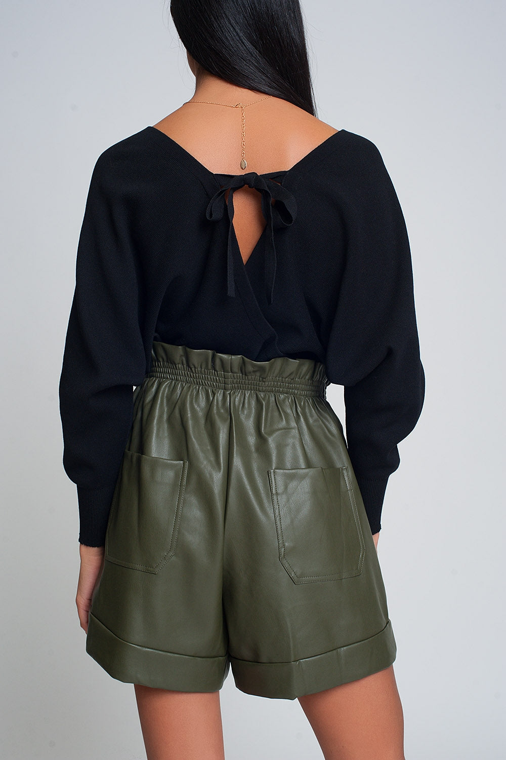 Maglione lavorato a maglia con scollo a V avvolto in nero