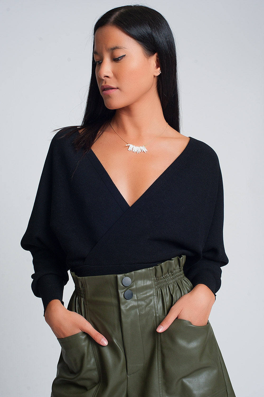 Maglione lavorato a maglia con scollo a V avvolto in nero