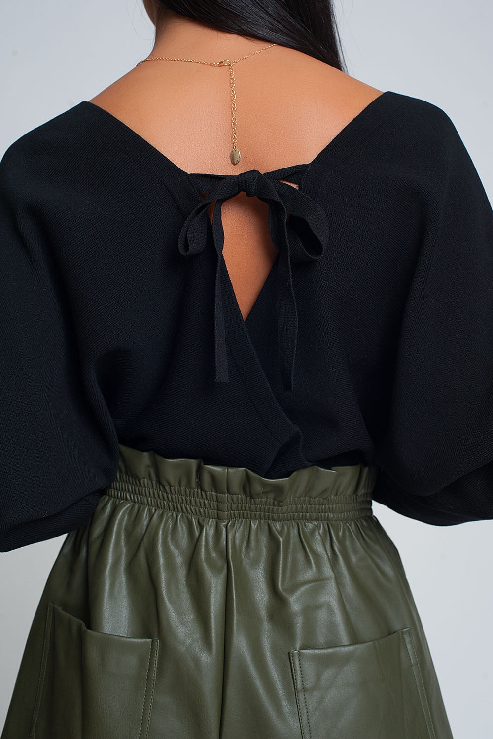 Maglione lavorato a maglia con scollo a V avvolto in nero