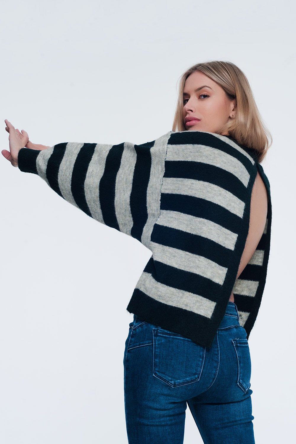 Maglione lavorato con apertura sul retro verde