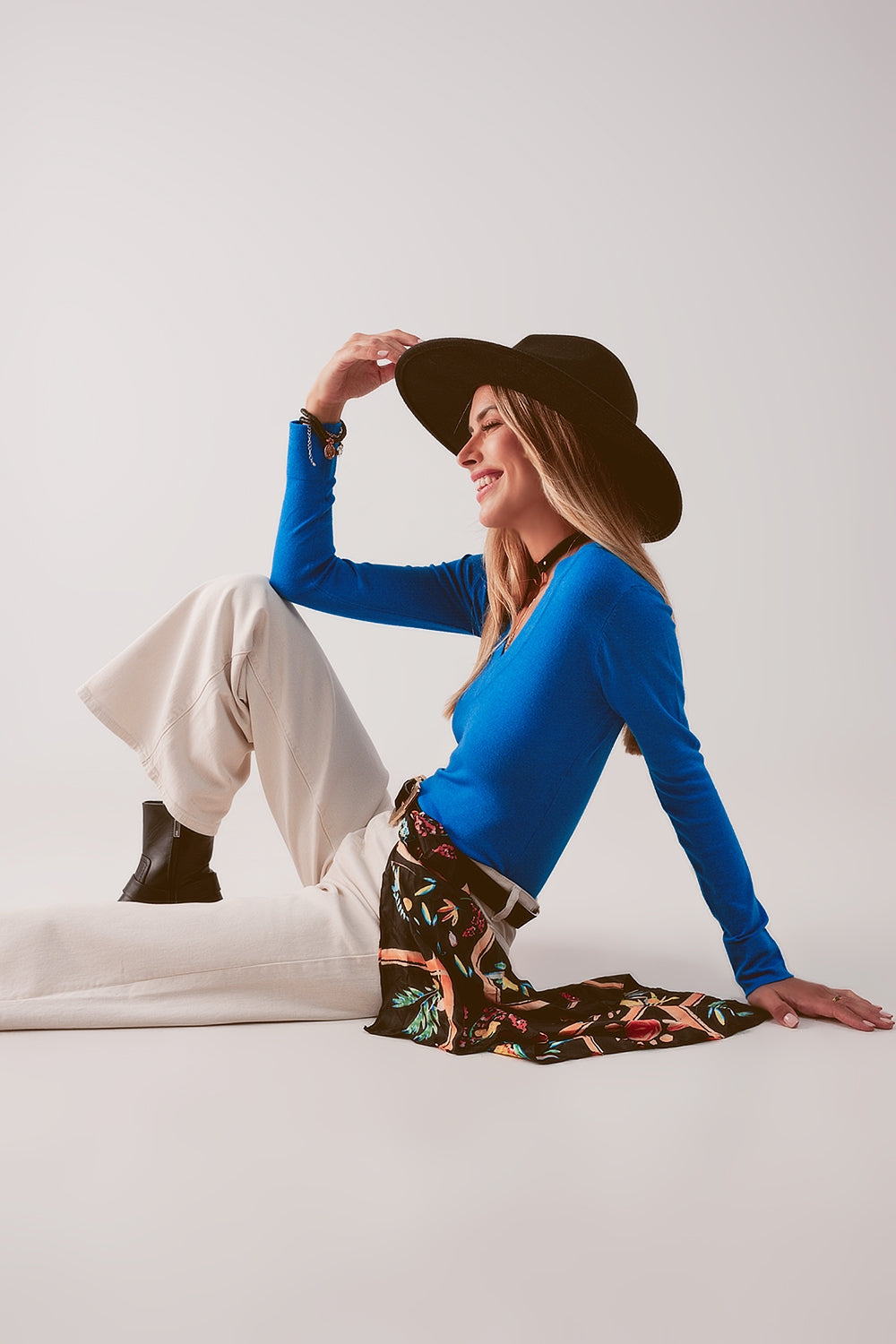 Maglione lavorato in maglia fine blu con scollo V