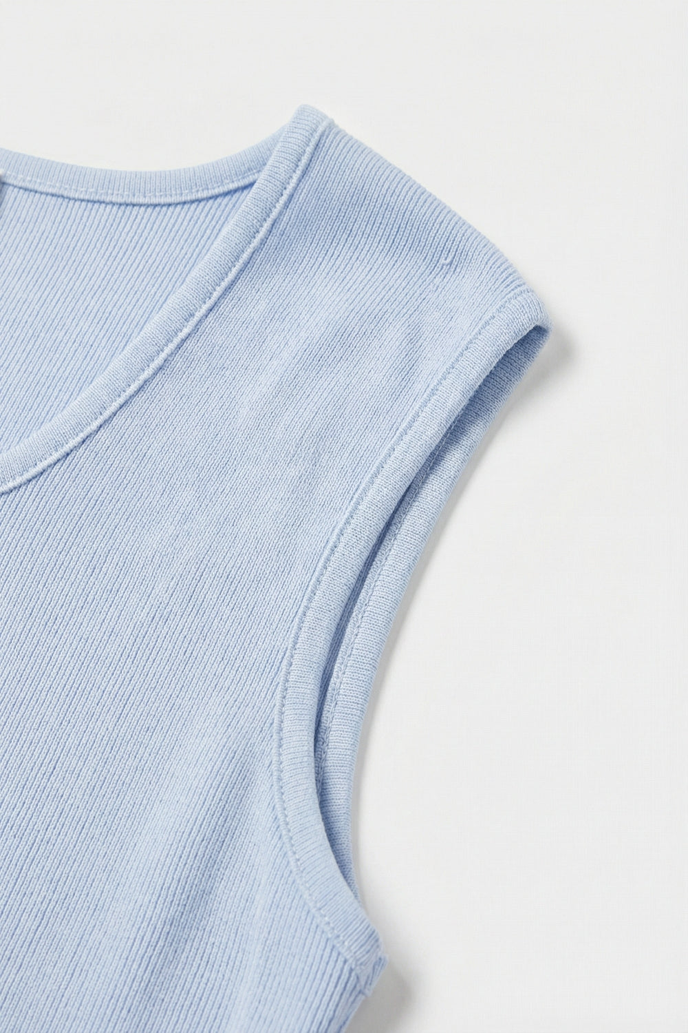 Maglione leggero blu chiaro a coste con scollo a barchetta in maglia leggera