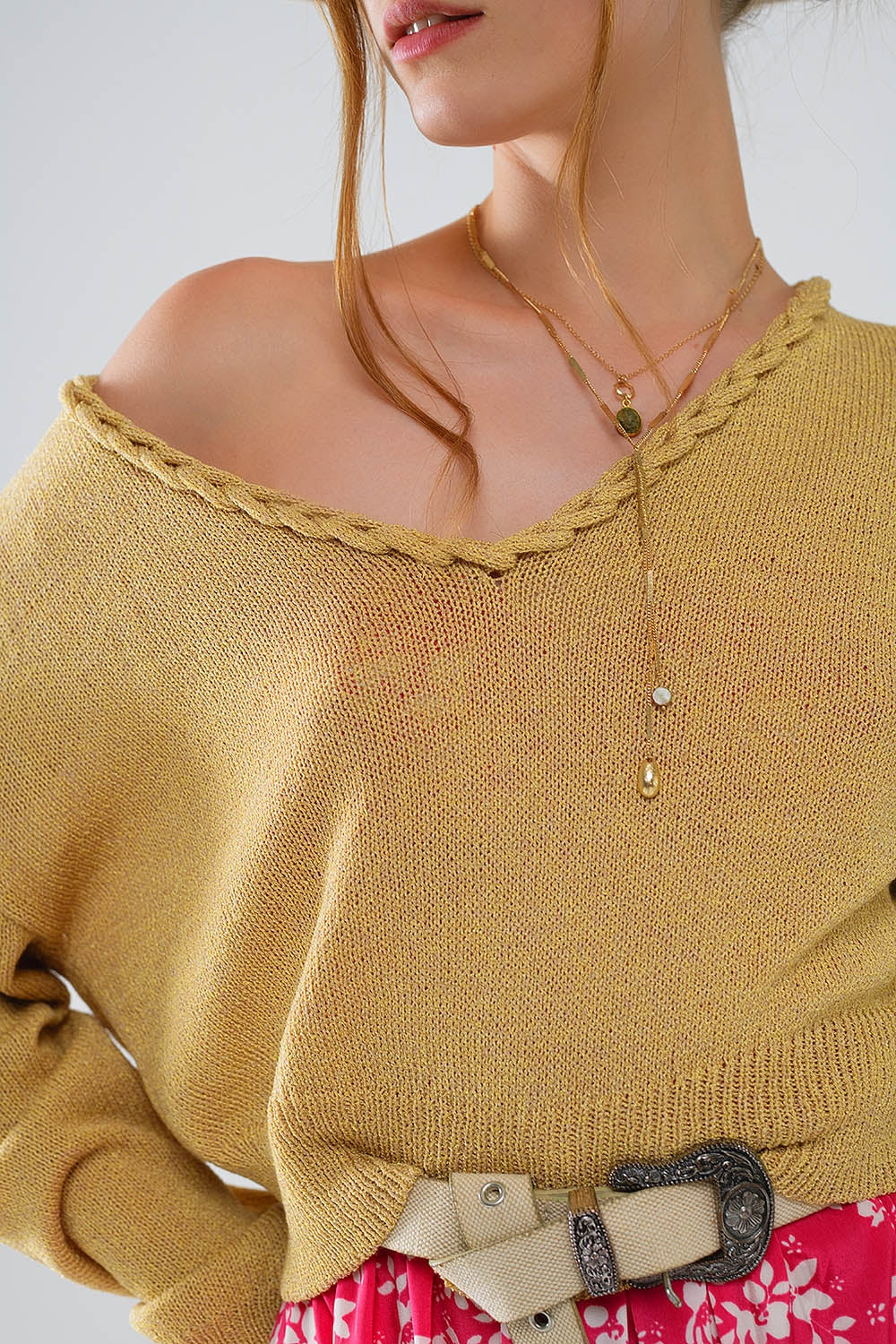 Maglione leggero con ampio scollo a V e dettaglio a treccia in oro