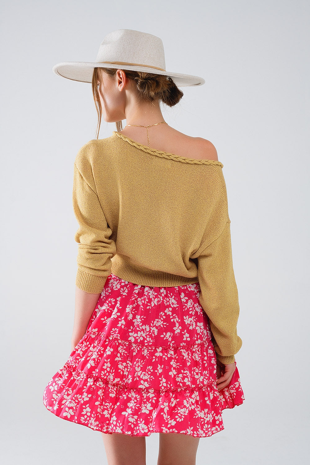 Maglione leggero con ampio scollo a V e dettaglio a treccia in oro
