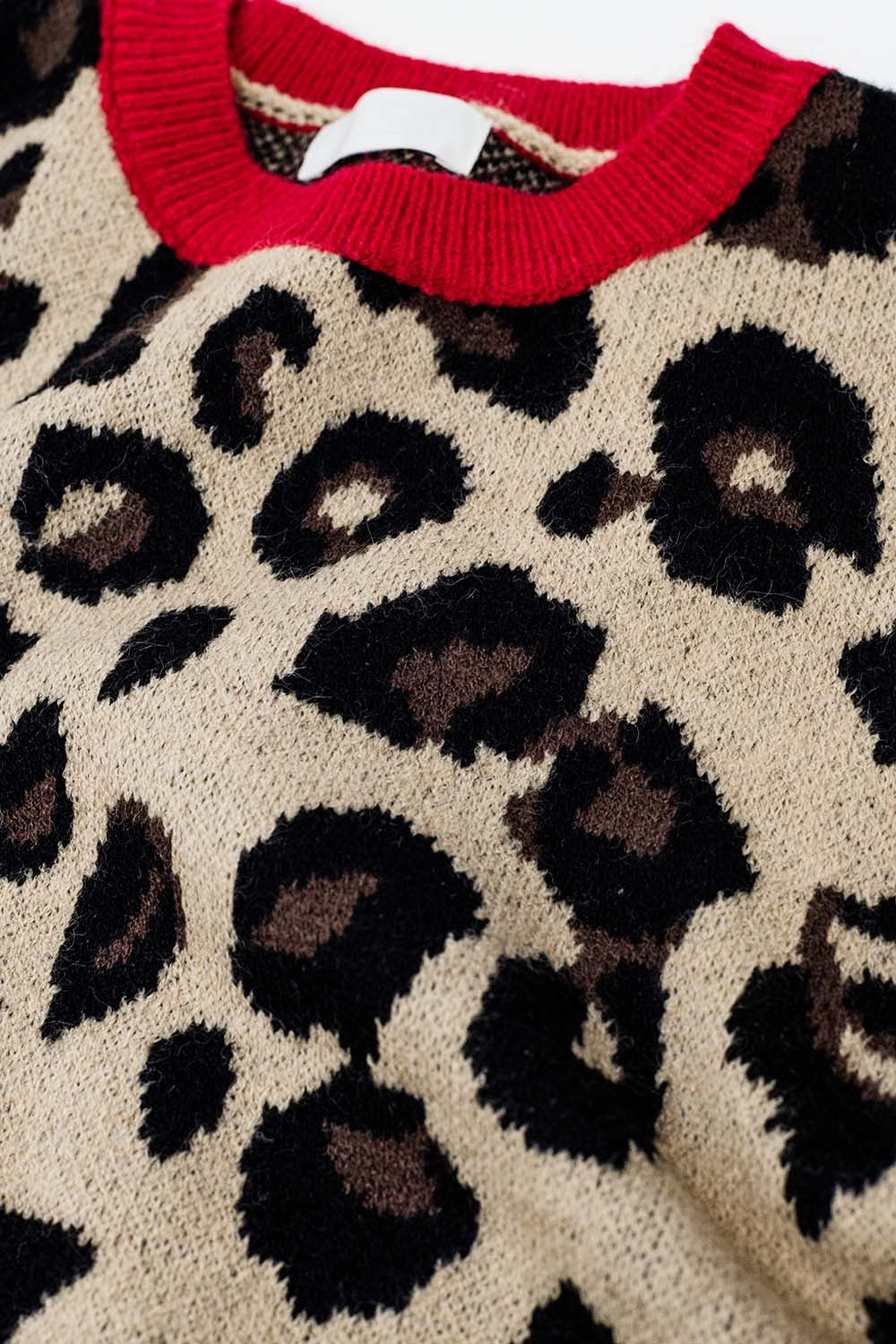 Maglione leopardato con dettaglio rosso sul collo e sulle maniche