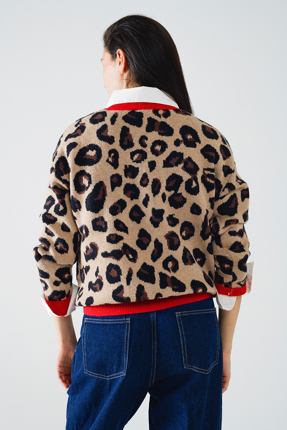 Maglione leopardato con dettaglio rosso sul collo e sulle maniche
