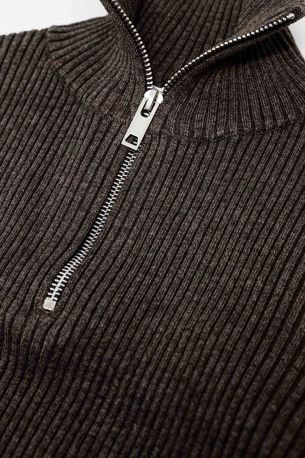 Maglione marrone a coste con chiusura a zip