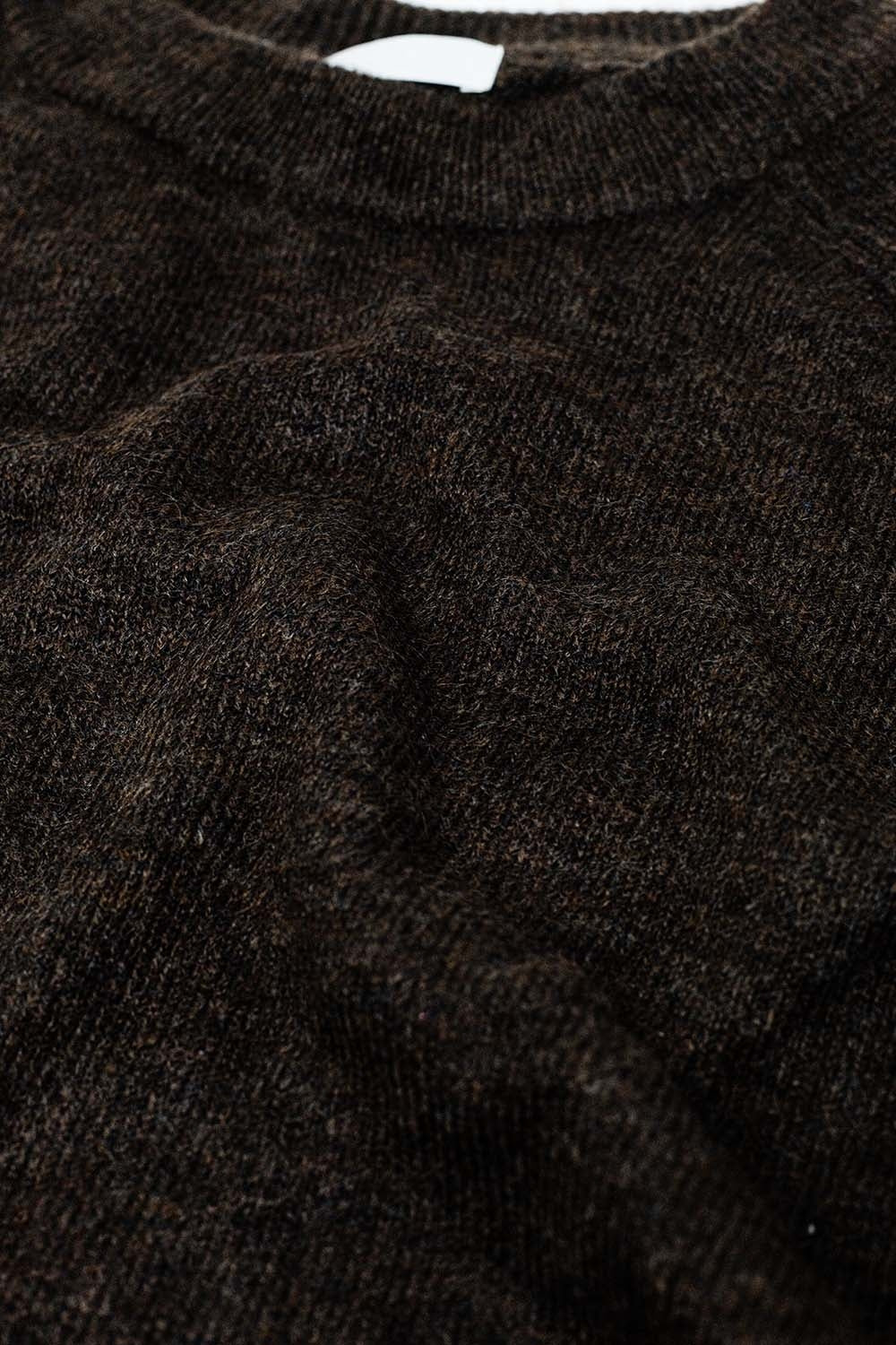 Maglione marrone a girocollo con dettaglio di cucitura sulla manica