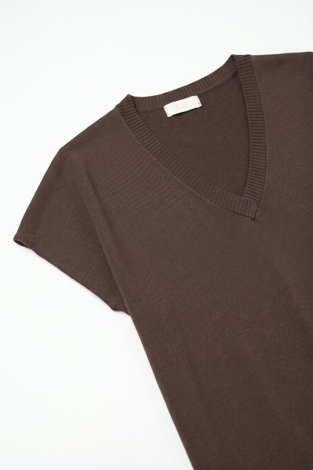Maglione marrone a maglia fine con scollo a V e maniche corte
