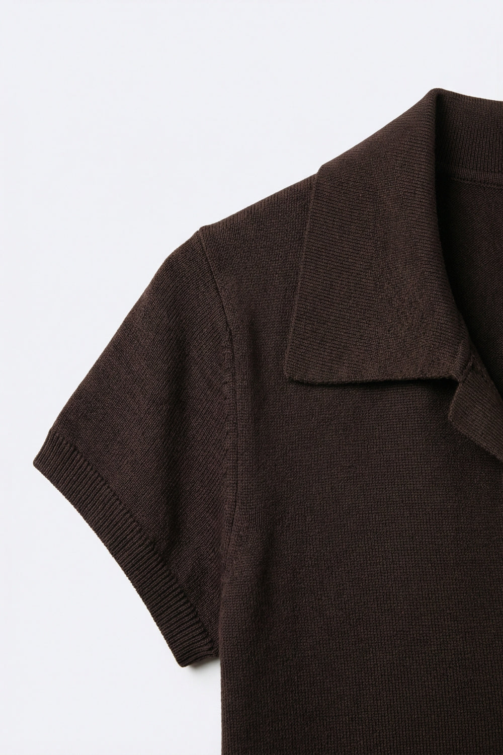 Maglione Marrone a Maniche Corte in Maglia Fine con Colletto