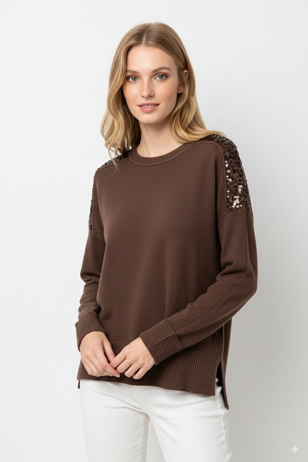 Maglione marrone a maniche lunghe con paillettes sulle spalle