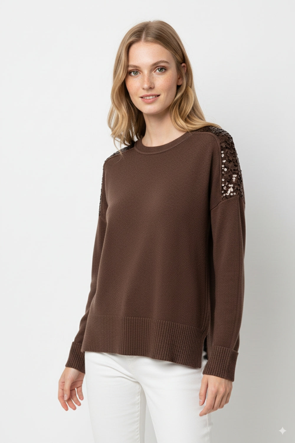 Maglione marrone a maniche lunghe con paillettes sulle spalle