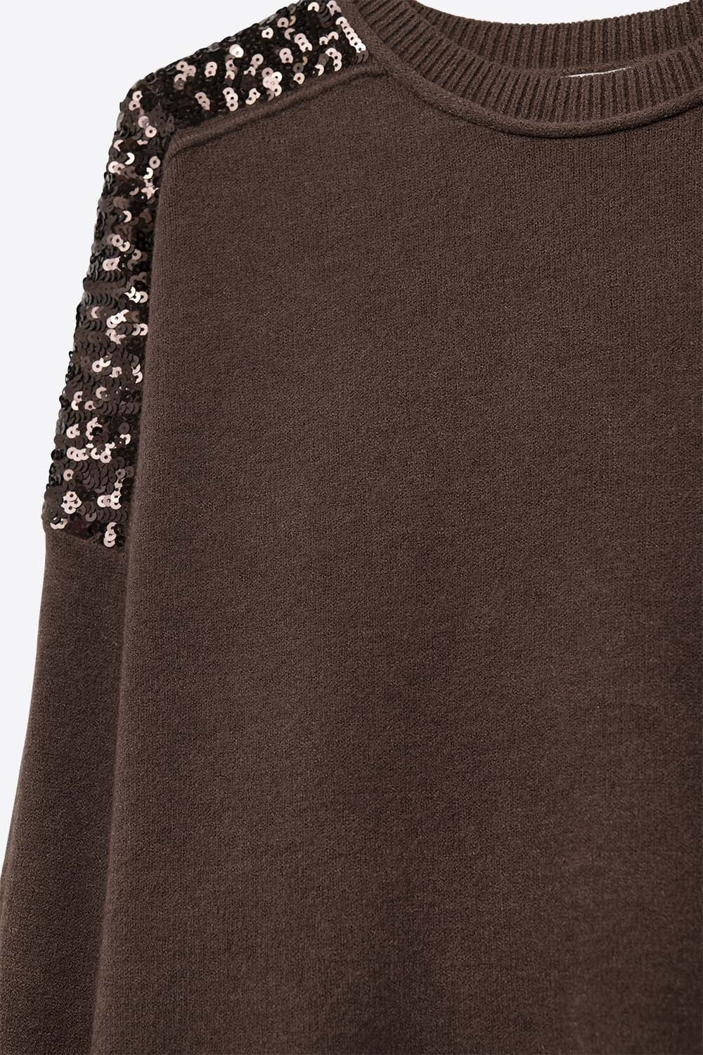Maglione marrone a maniche lunghe con paillettes sulle spalle