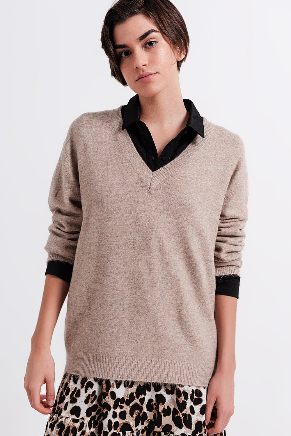 Maglione marrone chiaro con scollo a V