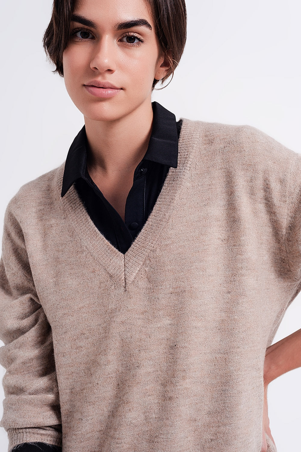 Maglione marrone chiaro con scollo a V