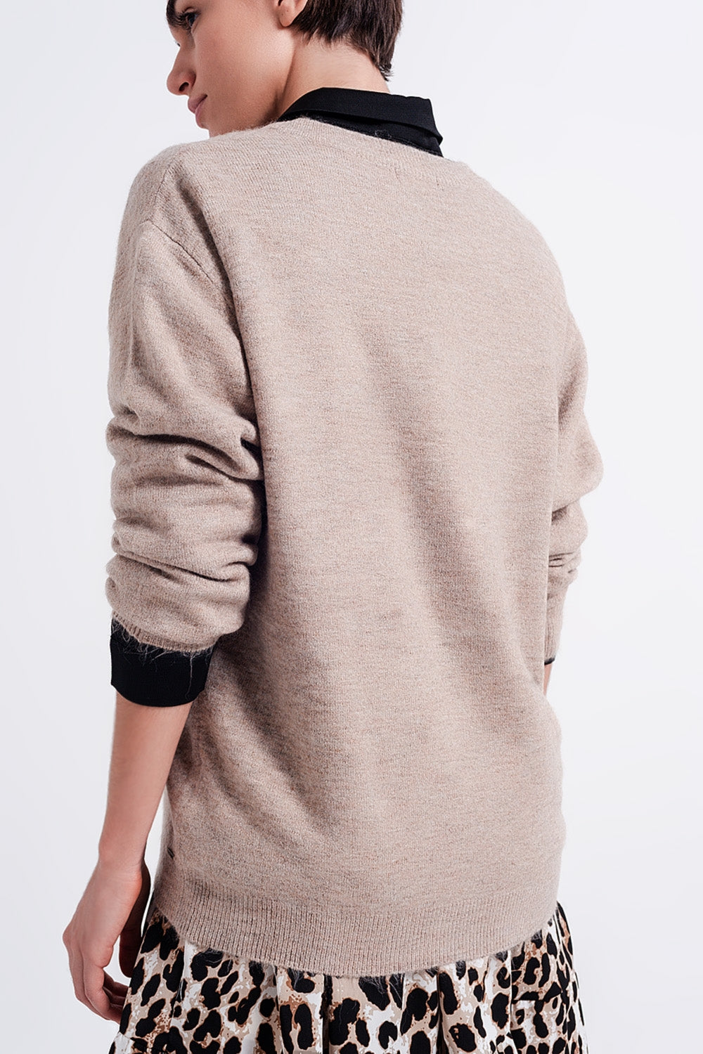 Maglione marrone chiaro con scollo a V