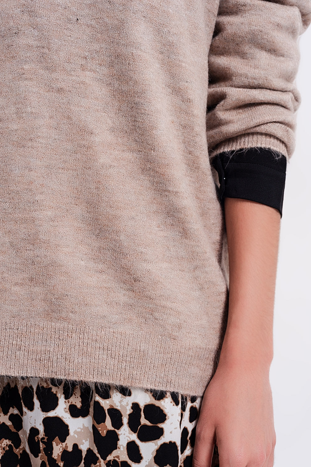 Maglione marrone chiaro con scollo a V