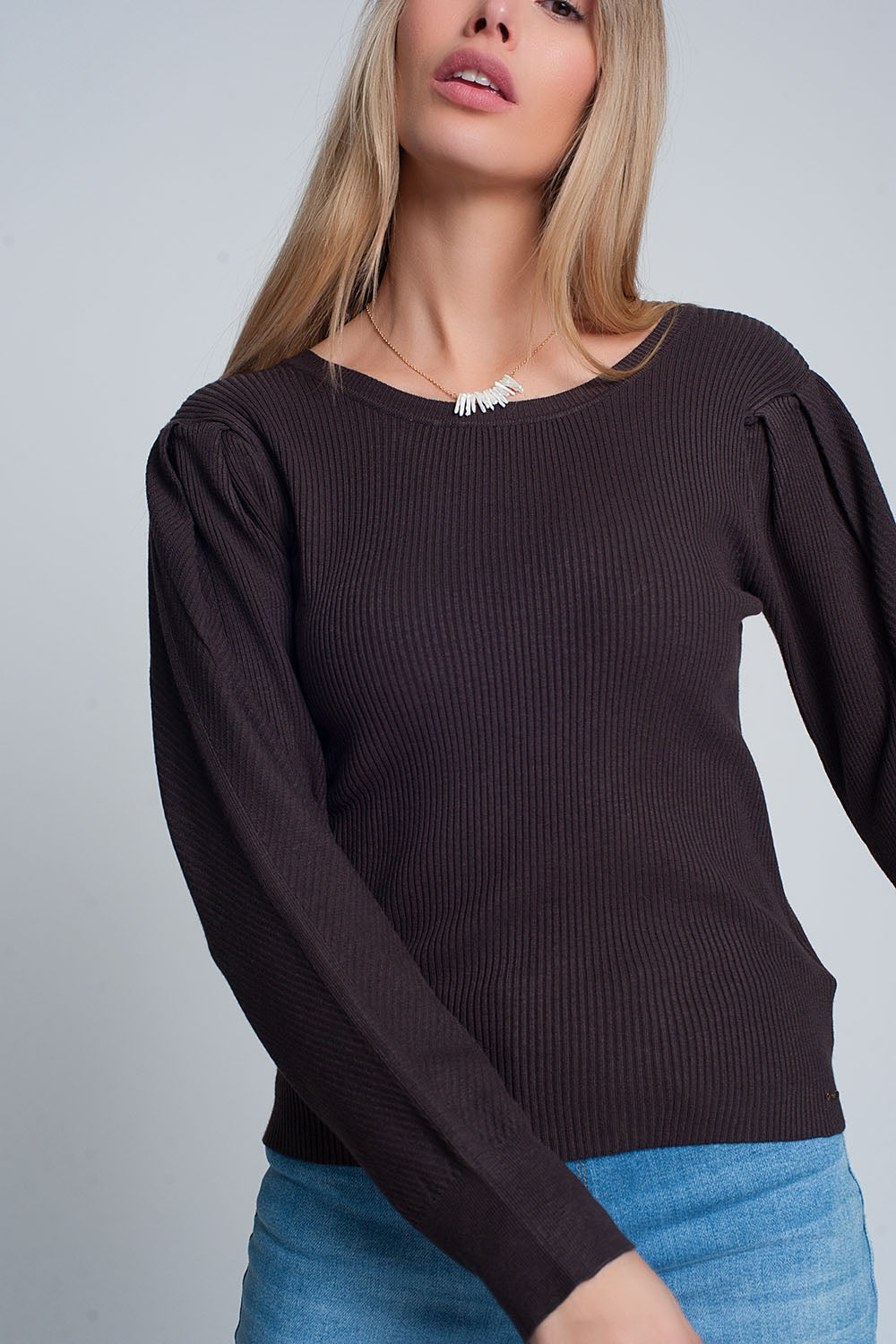 Q2 Maglione marrone con maniche lunghe e volant sulle spalle