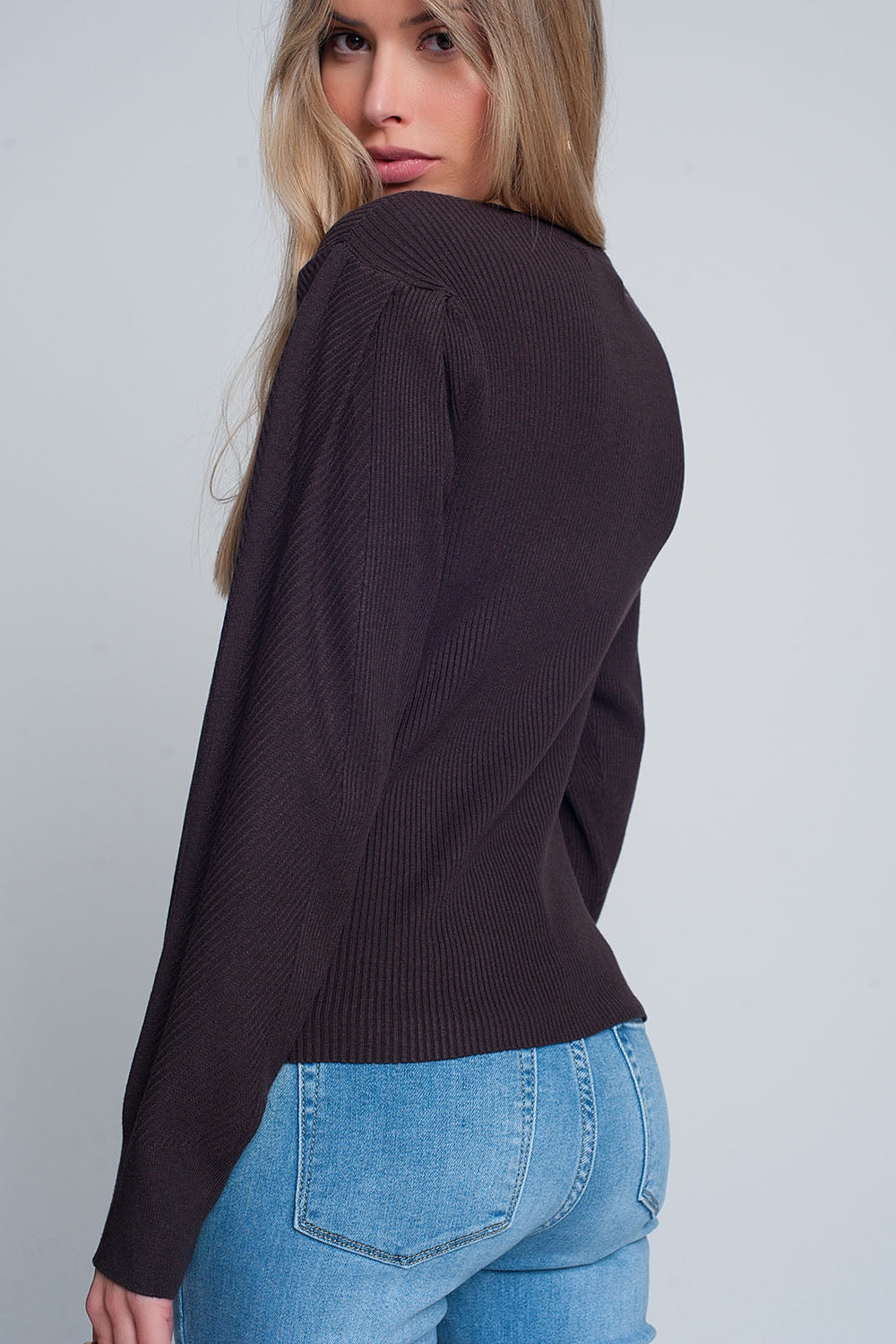 Maglione marrone con maniche lunghe e volant sulle spalle