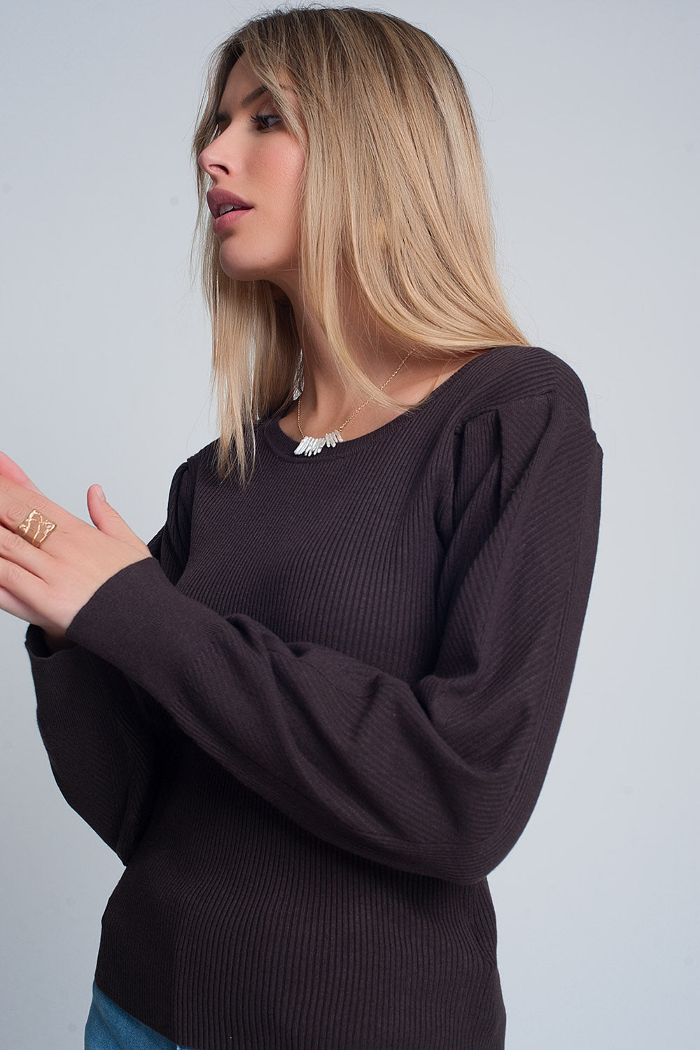 Maglione marrone con maniche lunghe e volant sulle spalle