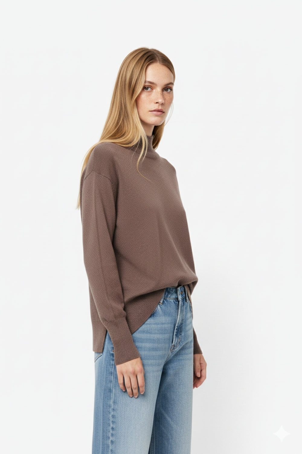 Maglione marrone largo con dettaglio posteriore aperto