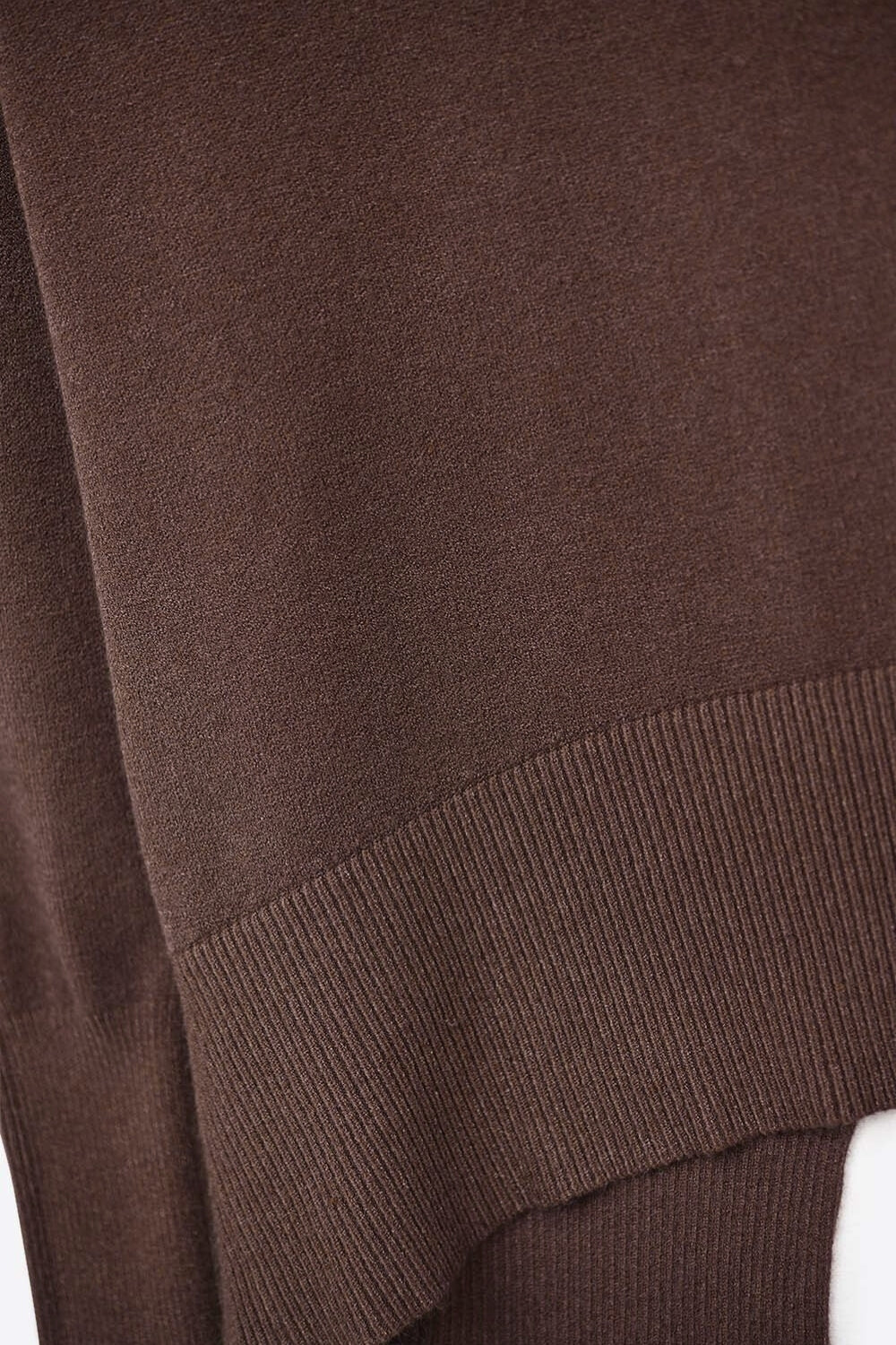 Maglione marrone largo con dettaglio posteriore aperto