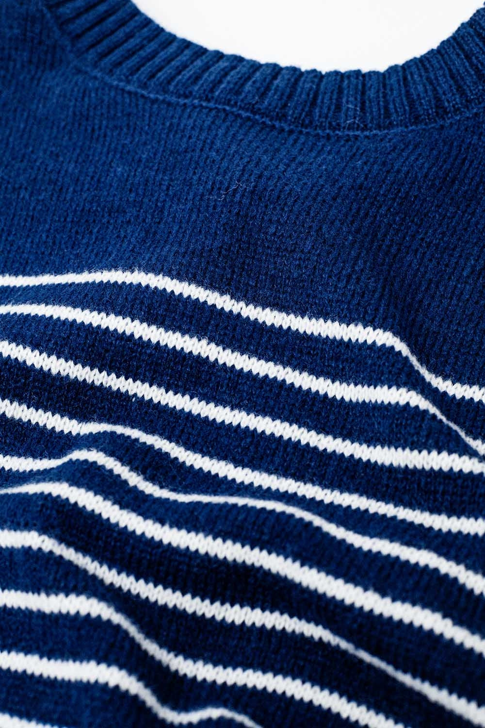 maglione navy a righe bianche con collo a barca