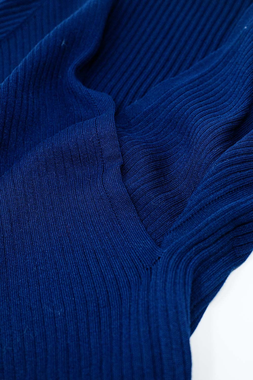Maglione navy con incrocio sul davanti e scollo a V