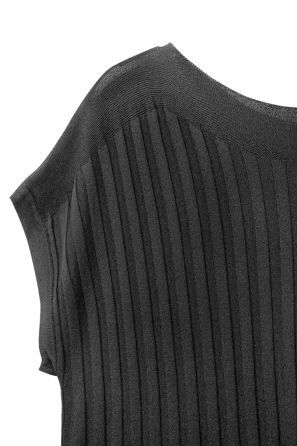 Maglione nero a coste sottili con scollo a barca