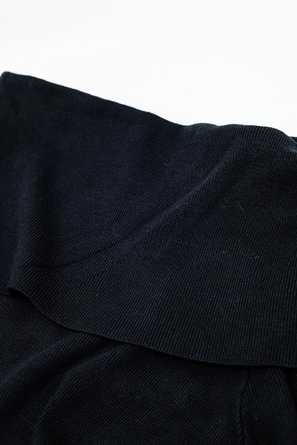 maglione nero a maglia fine con ampio collo a barca