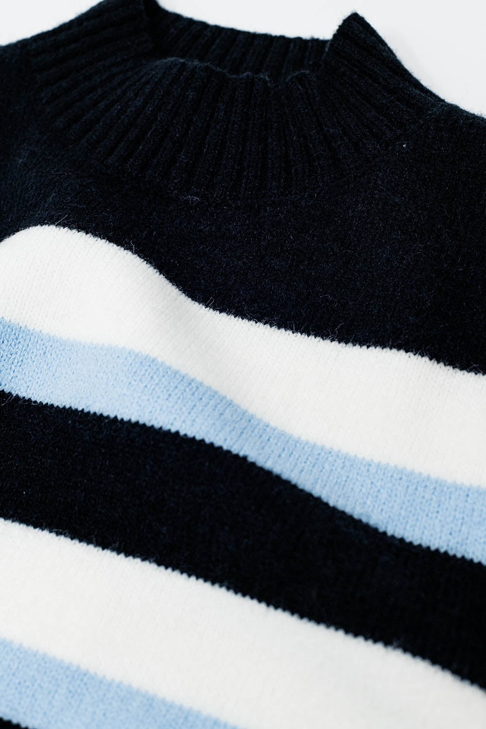 Maglione nero a righe bianche e blu e collo alto
