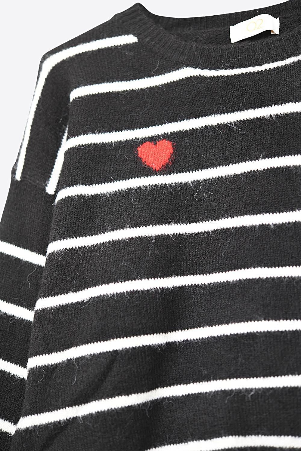 Maglione nero con dettaglio cuore rosso e strisce bianche.