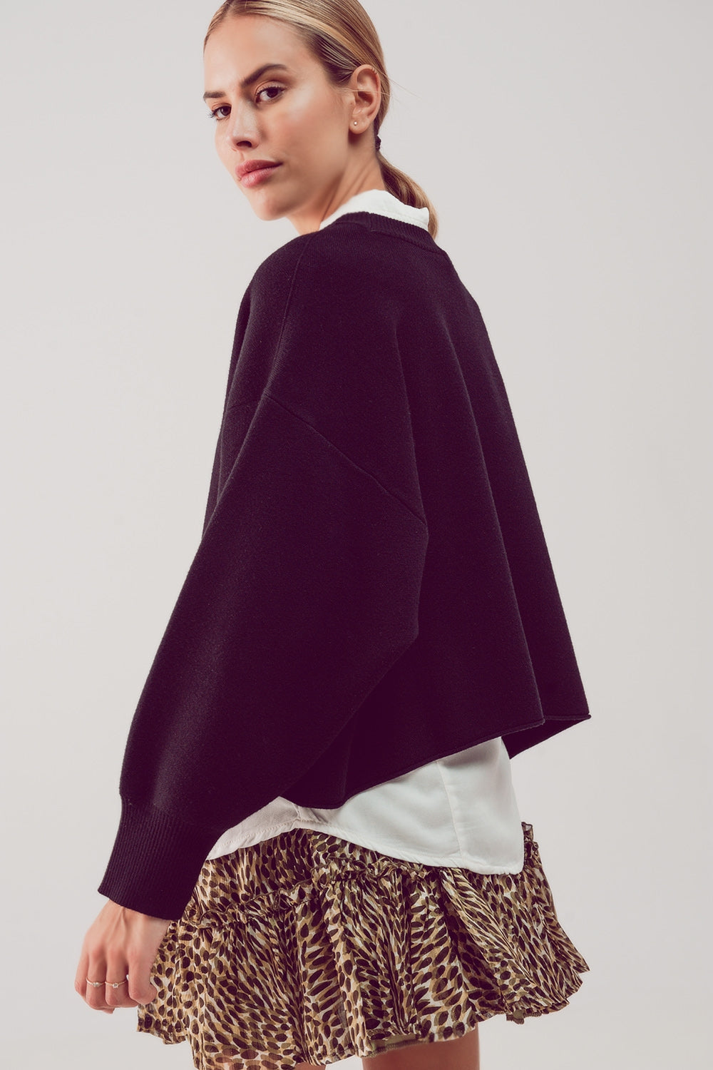 Maglione nero con maniche a palloncino