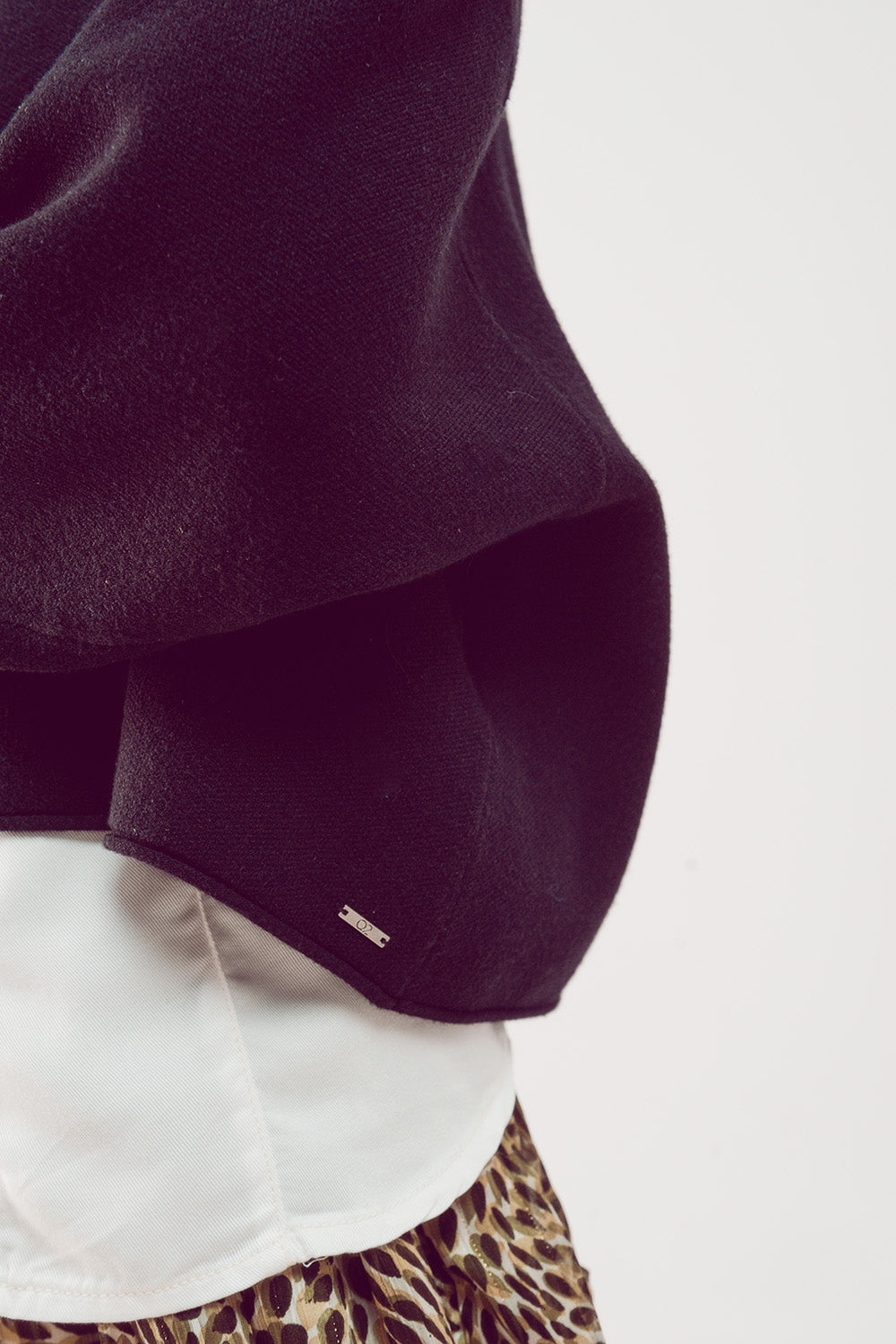 Maglione nero con maniche a palloncino