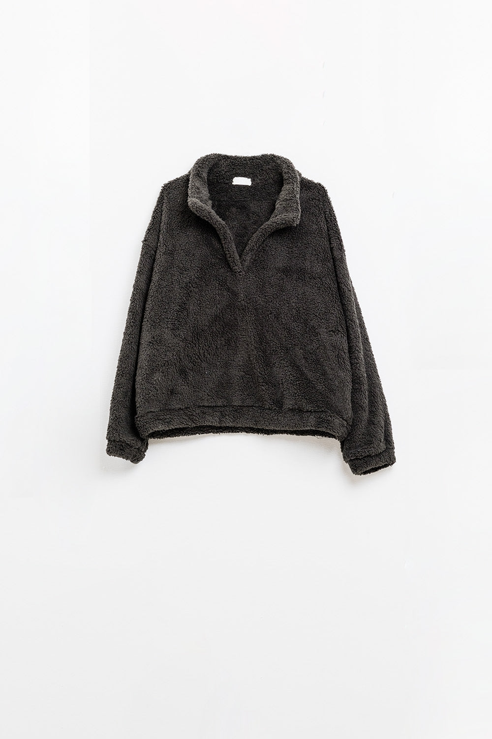 Q2 Maglione nero con scollo a V