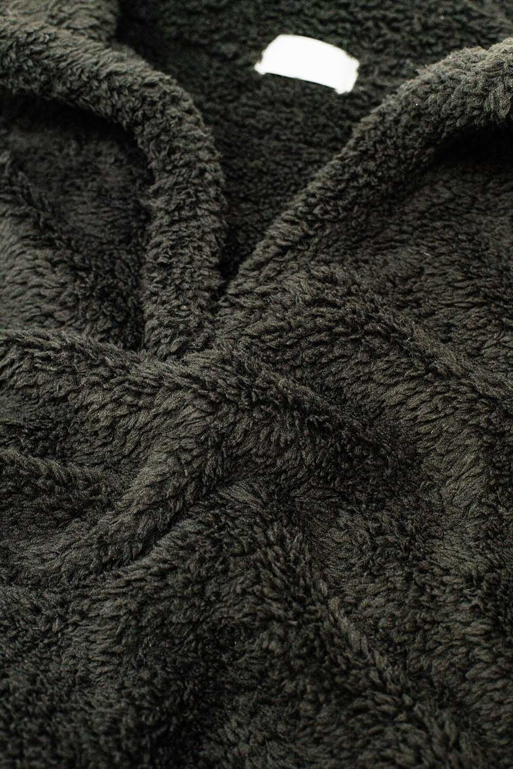 Maglione nero con scollo a V