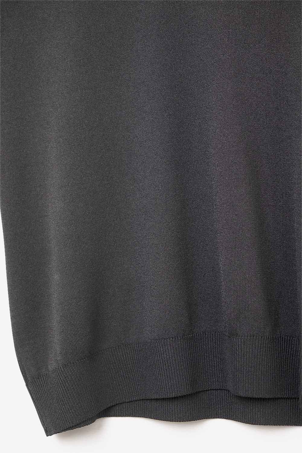 Maglione nero in maglia leggera con scollo a V e maniche corte