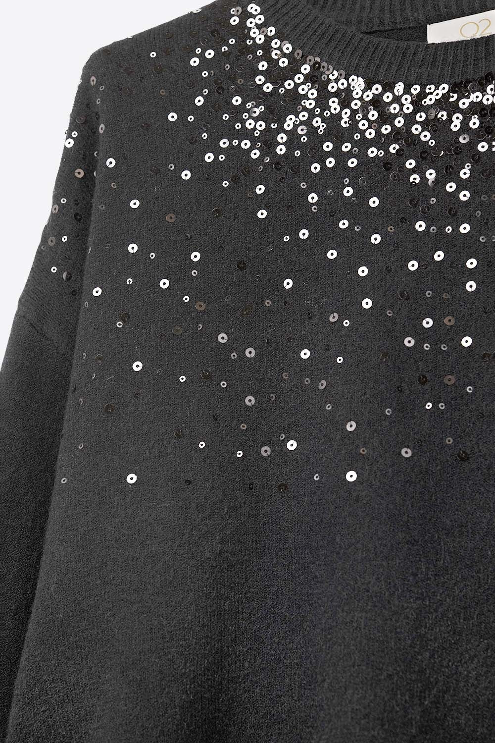 maglione nero in maglia morbida impreziosito da paillettes sul davanti