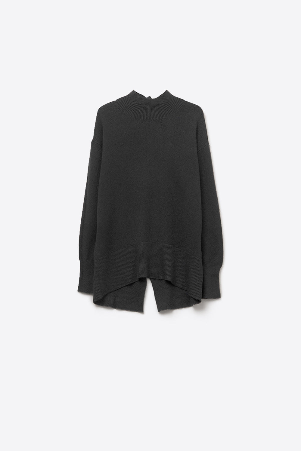 Q2 Maglione nero largo con dettaglio aperto sulla schiena
