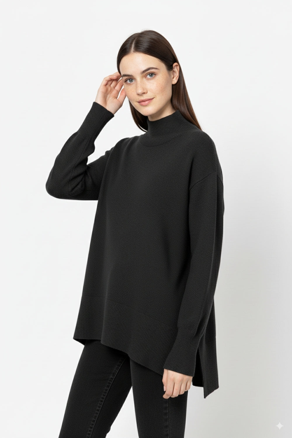 Maglione nero largo con dettaglio aperto sulla schiena