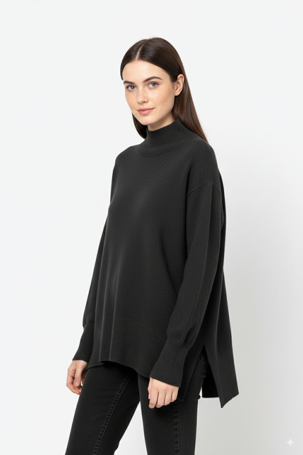 Maglione nero largo con dettaglio aperto sulla schiena