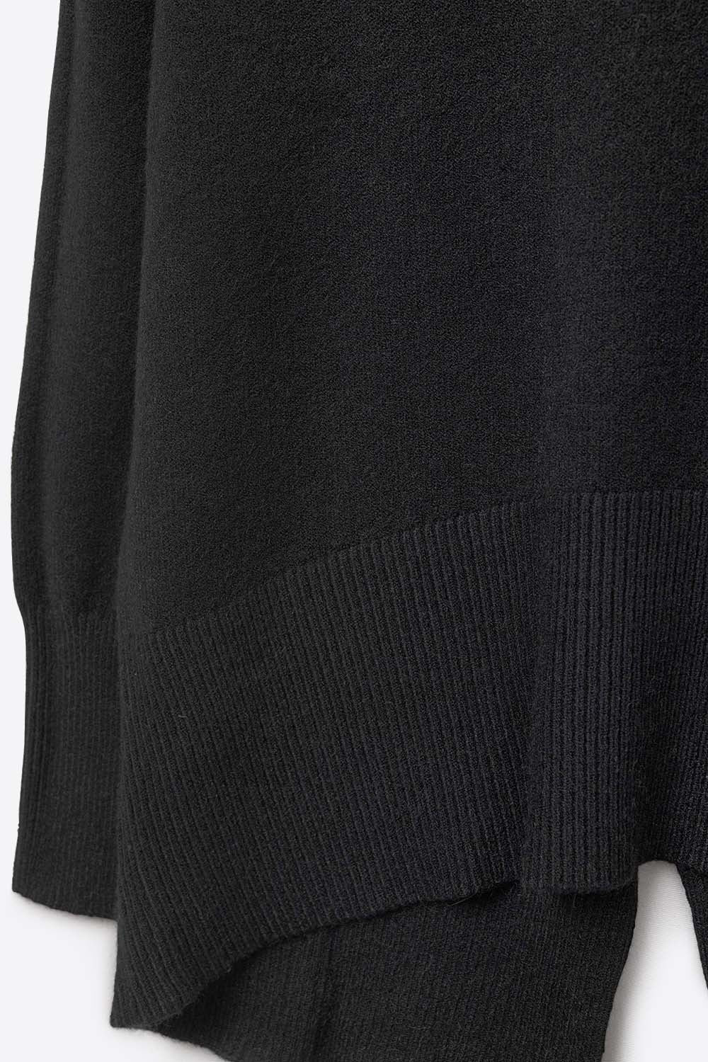 Maglione nero largo con dettaglio aperto sulla schiena