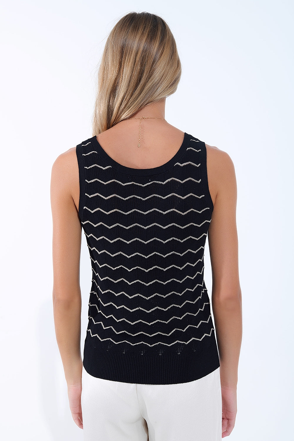 Maglione nero lavorato a maglia con motivo a zig zag dorato